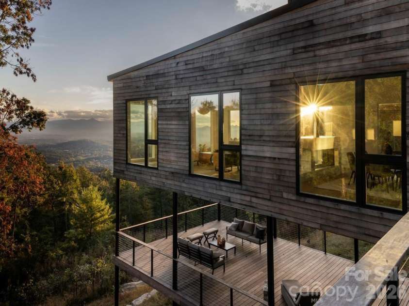 641 Elk Mountain Scenic Highway, Asheville, NC 28804.  MLS# CAR4364481, YatesRealty ID 16249. © David Sundberg/Esto