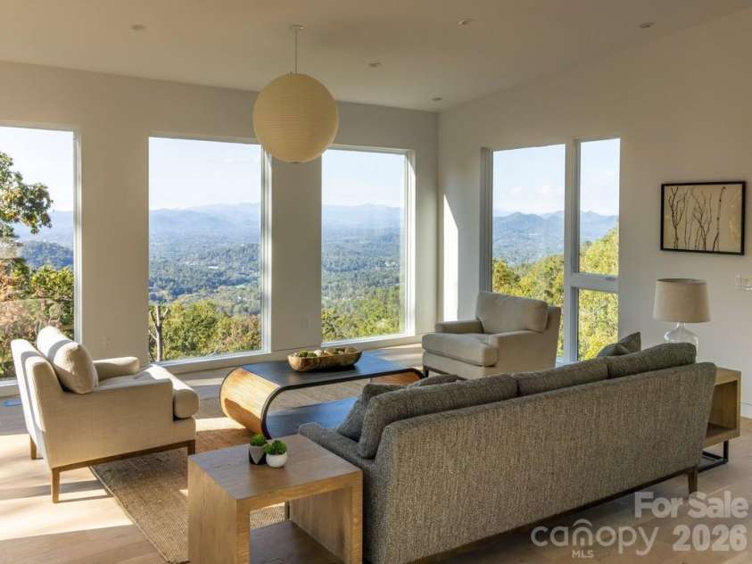 641 Elk Mountain Scenic Highway, Asheville, NC 28804.  MLS# CAR4364481, YatesRealty ID 16249. © David Sundberg/Esto