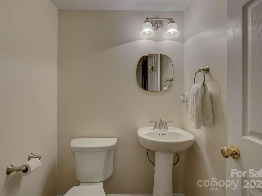 12125 Mountainside Lane, Charlotte, NC 28278.  MLS# CAR4259975, YatesRealty ID 16251. 1/2 bath in the basement