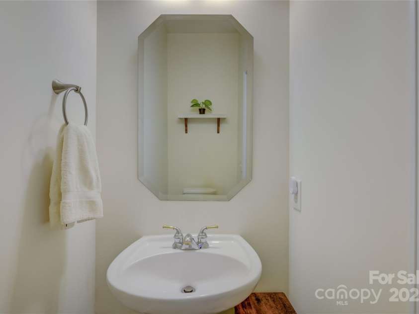 12125 Mountainside Lane, Charlotte, NC 28278.  MLS# CAR4259975, YatesRealty ID 16251. 1/2 bath on the main floor