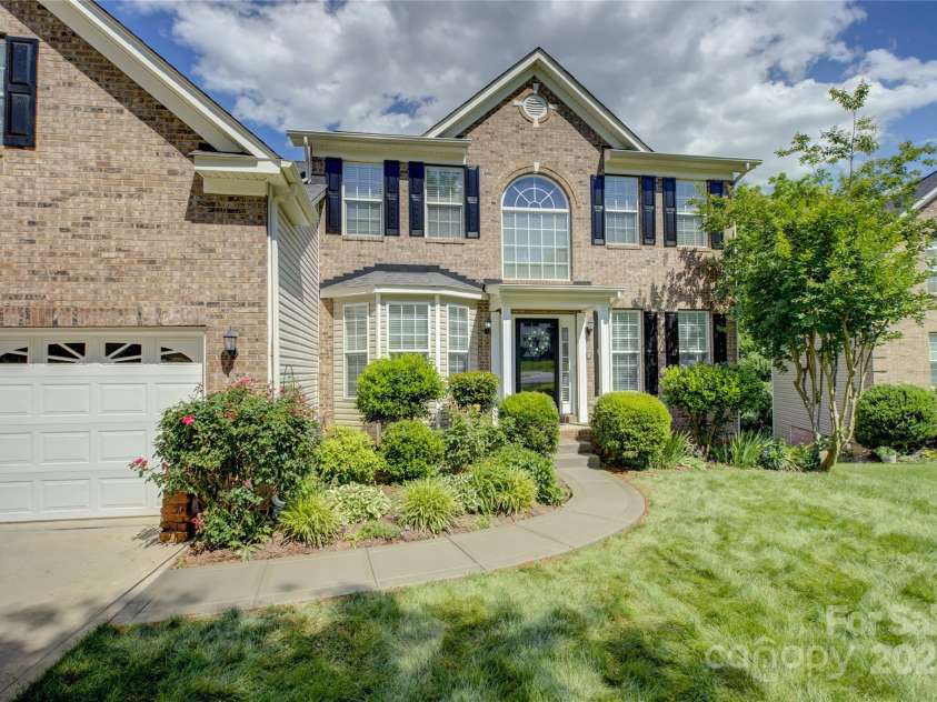 12125 Mountainside Lane, Charlotte, NC 28278.  MLS# CAR4259975, YatesRealty ID 16251. 