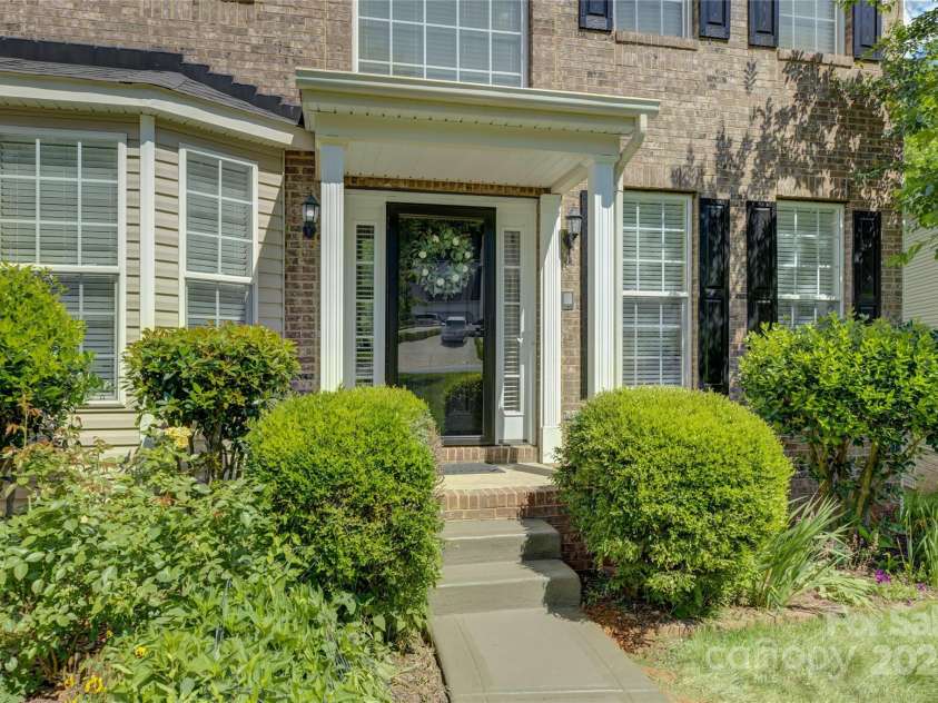 12125 Mountainside Lane, Charlotte, NC 28278.  MLS# CAR4259975, YatesRealty ID 16251. 