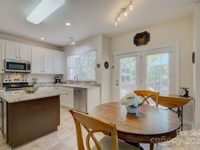 12125 Mountainside Lane, Charlotte, NC 28278.  MLS# CAR4259975, YatesRealty ID 16251. 