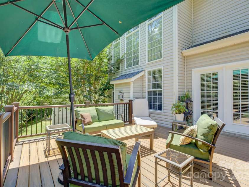 12125 Mountainside Lane, Charlotte, NC 28278.  MLS# CAR4259975, YatesRealty ID 16251. 