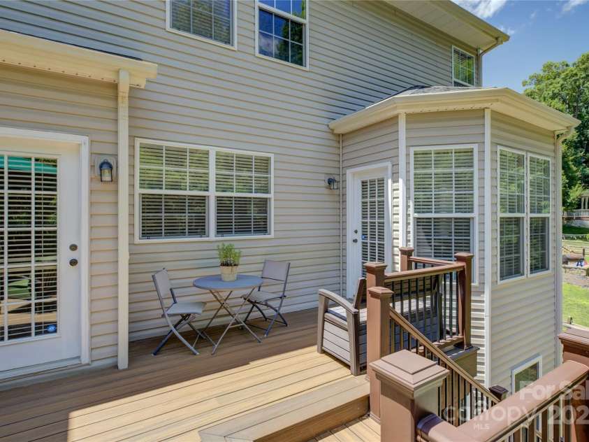 12125 Mountainside Lane, Charlotte, NC 28278.  MLS# CAR4259975, YatesRealty ID 16251. 