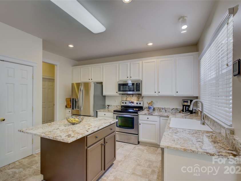 12125 Mountainside Lane, Charlotte, NC 28278.  MLS# CAR4259975, YatesRealty ID 16251. 