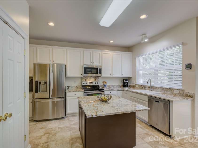 12125 Mountainside Lane, Charlotte, NC 28278.  MLS# CAR4259975, YatesRealty ID 16251. 