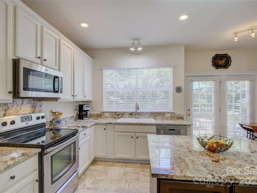 12125 Mountainside Lane, Charlotte, NC 28278.  MLS# CAR4259975, YatesRealty ID 16251. 