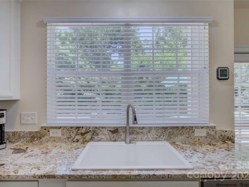 12125 Mountainside Lane, Charlotte, NC 28278.  MLS# CAR4259975, YatesRealty ID 16251. 