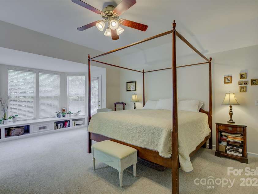12125 Mountainside Lane, Charlotte, NC 28278.  MLS# CAR4259975, YatesRealty ID 16251. 