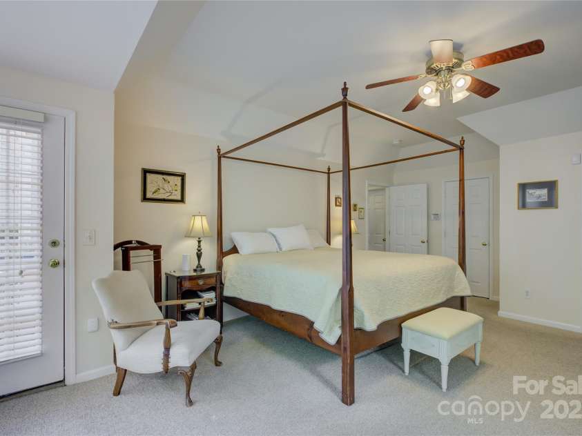 12125 Mountainside Lane, Charlotte, NC 28278.  MLS# CAR4259975, YatesRealty ID 16251. 