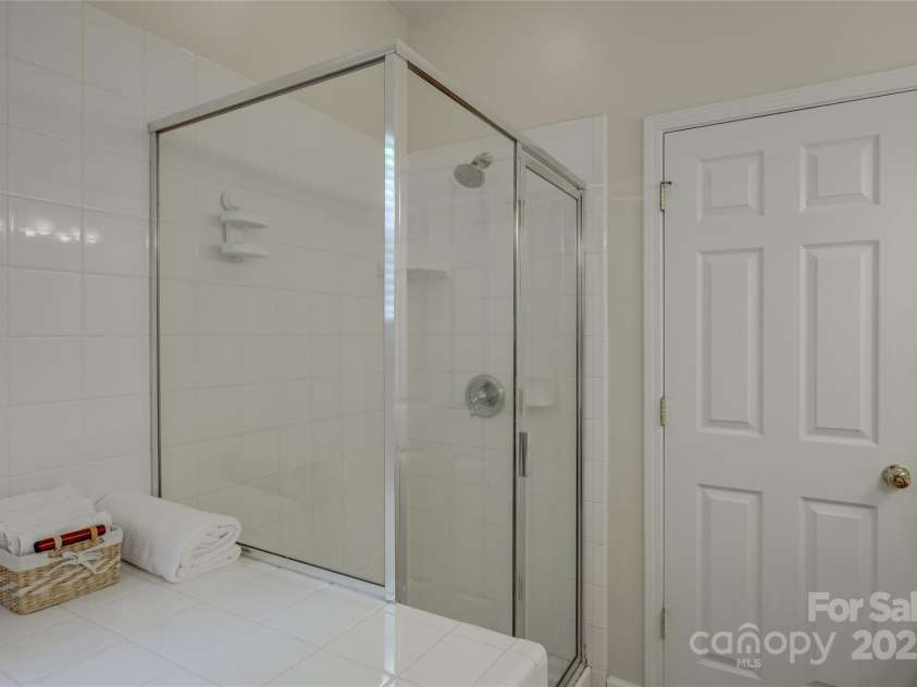 12125 Mountainside Lane, Charlotte, NC 28278.  MLS# CAR4259975, YatesRealty ID 16251. 