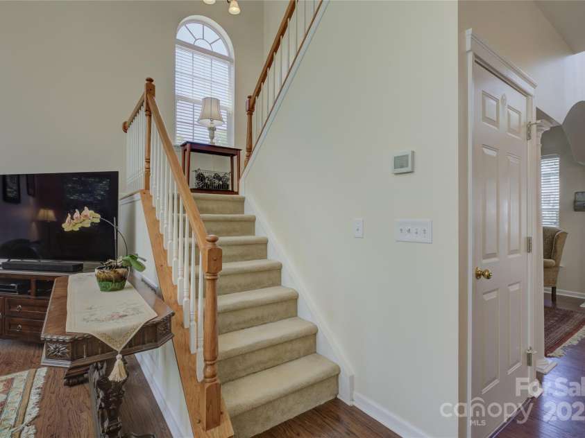 12125 Mountainside Lane, Charlotte, NC 28278.  MLS# CAR4259975, YatesRealty ID 16251. 