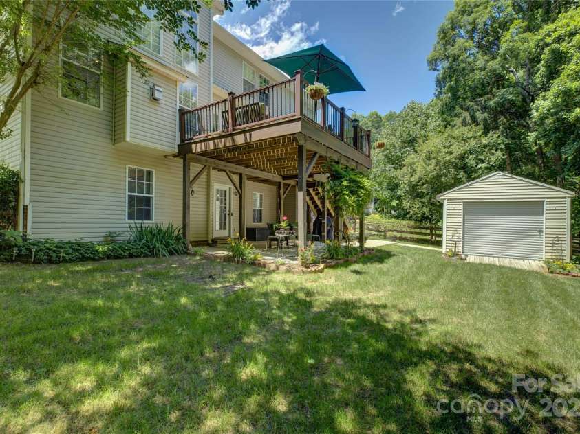 12125 Mountainside Lane, Charlotte, NC 28278.  MLS# CAR4259975, YatesRealty ID 16251. 