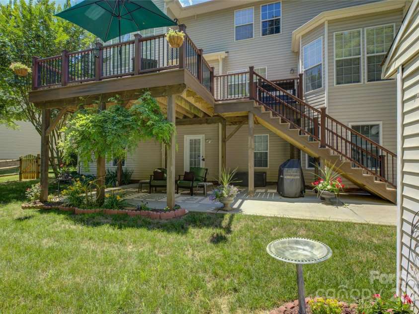 12125 Mountainside Lane, Charlotte, NC 28278.  MLS# CAR4259975, YatesRealty ID 16251. 