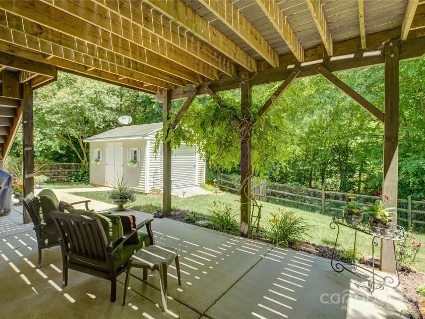 12125 Mountainside Lane, Charlotte, NC 28278.  MLS# CAR4259975, YatesRealty ID 16251. 