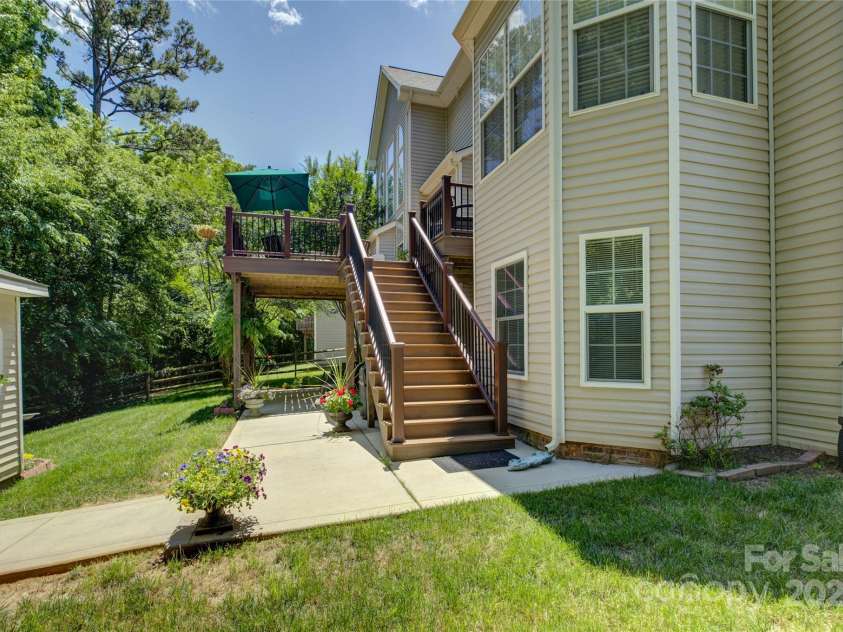 12125 Mountainside Lane, Charlotte, NC 28278.  MLS# CAR4259975, YatesRealty ID 16251. 