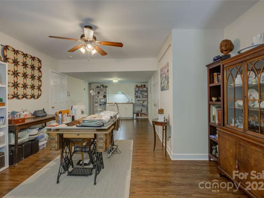 12125 Mountainside Lane, Charlotte, NC 28278.  MLS# CAR4259975, YatesRealty ID 16251. Basement bedroom with a full bath