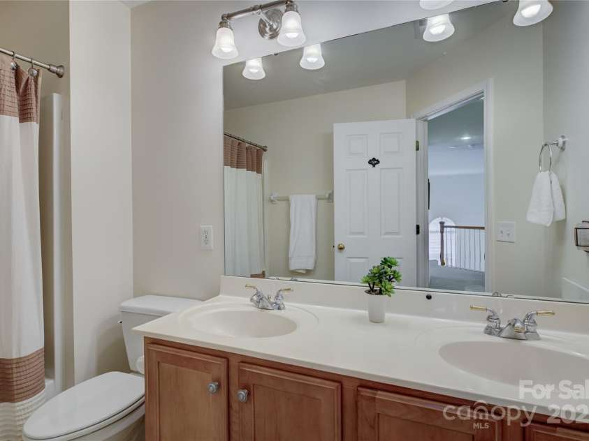 12125 Mountainside Lane, Charlotte, NC 28278.  MLS# CAR4259975, YatesRealty ID 16251. Full bath on the 2nd floor