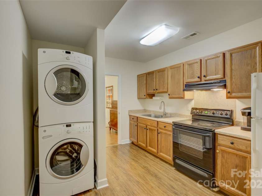 12125 Mountainside Lane, Charlotte, NC 28278.  MLS# CAR4259975, YatesRealty ID 16251. Kitchen in the basement