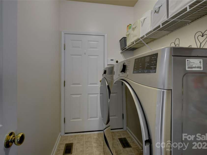 12125 Mountainside Lane, Charlotte, NC 28278.  MLS# CAR4259975, YatesRealty ID 16251. Laundry room on the main floor