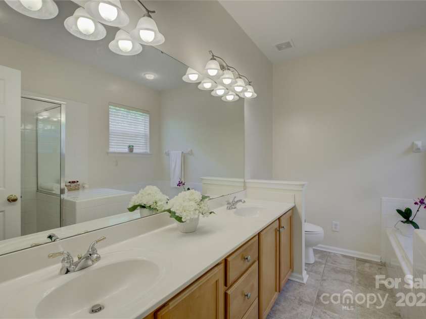 12125 Mountainside Lane, Charlotte, NC 28278.  MLS# CAR4259975, YatesRealty ID 16251. Primary bathroom on the main floor