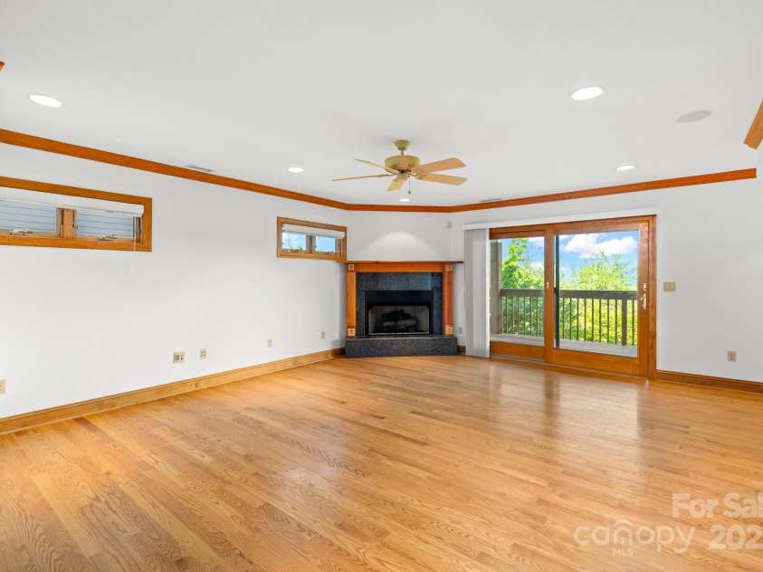 117 Distant View Drive, Asheville, NC 28803.  MLS# CAR4253814, YatesRealty ID 16253. 