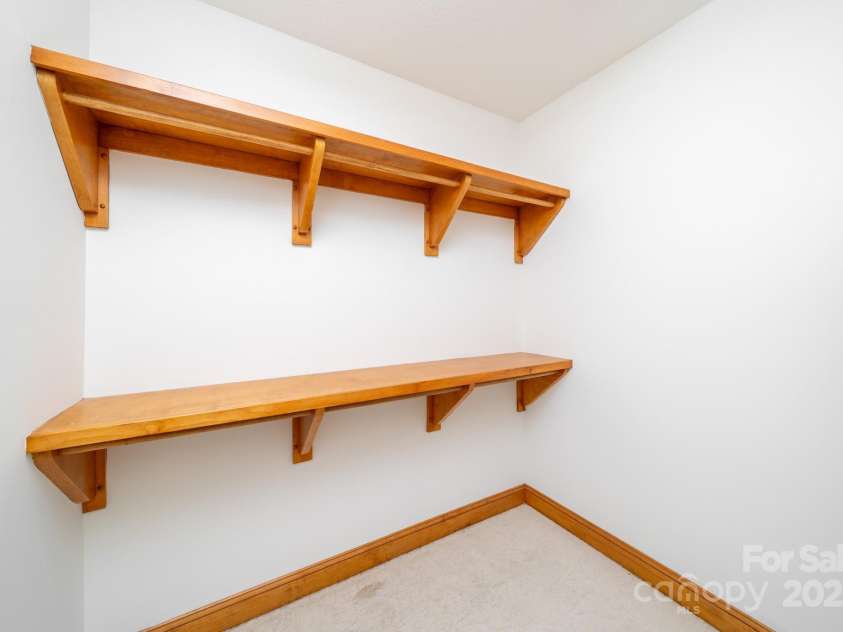 117 Distant View Drive, Asheville, NC 28803.  MLS# CAR4253814, YatesRealty ID 16253. Large Primary Walk-In Closet