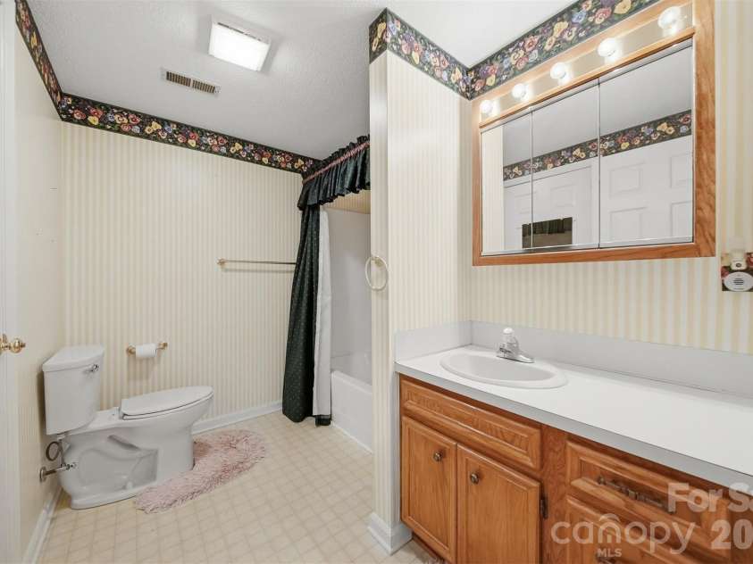 4455 Magnolia Lane, Hudson, NC 28638.  MLS# CAR4375216, YatesRealty ID 16254. 