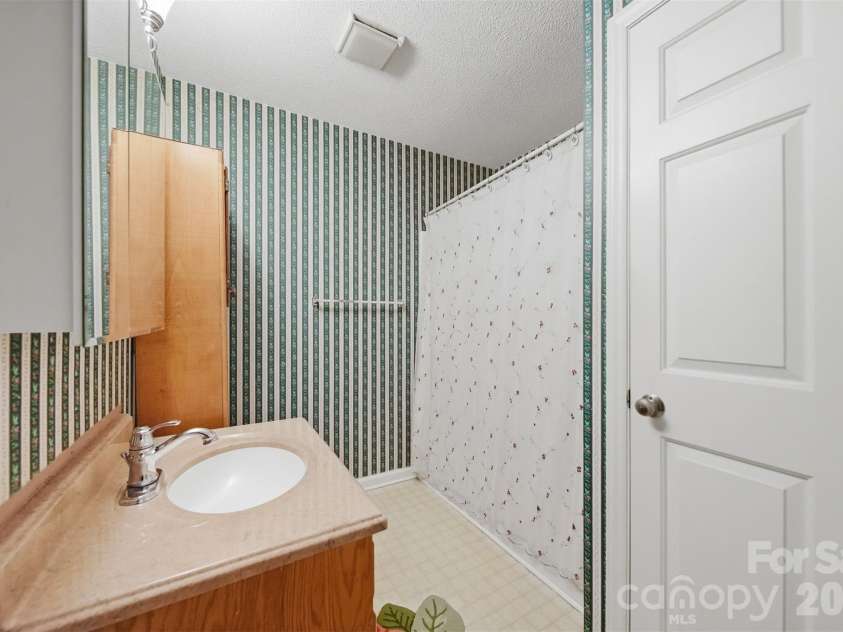 4455 Magnolia Lane, Hudson, NC 28638.  MLS# CAR4375216, YatesRealty ID 16254. 