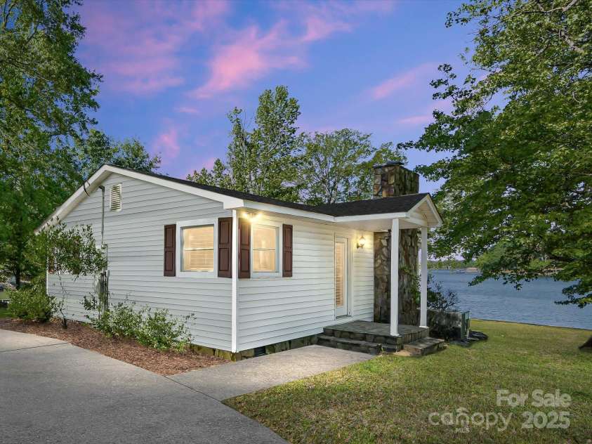 17835 Terryglass Lane, Charlotte, NC 28278.  MLS# CAR4261474, YatesRealty ID 16258. 