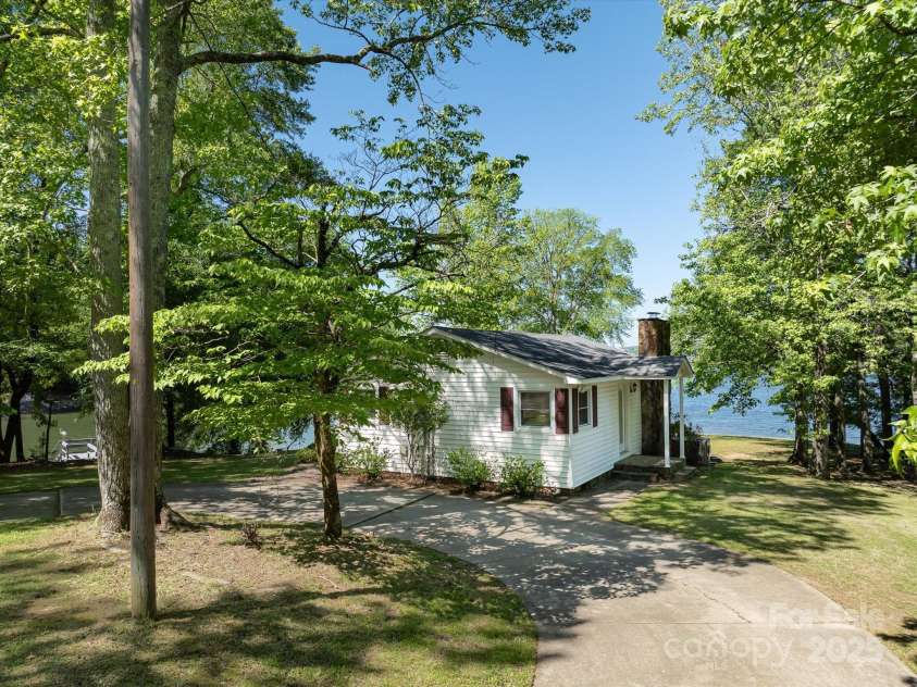 17835 Terryglass Lane, Charlotte, NC 28278.  MLS# CAR4261474, YatesRealty ID 16258. 