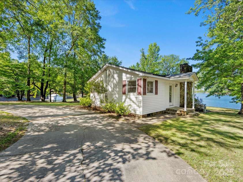 17835 Terryglass Lane, Charlotte, NC 28278.  MLS# CAR4261474, YatesRealty ID 16258. 