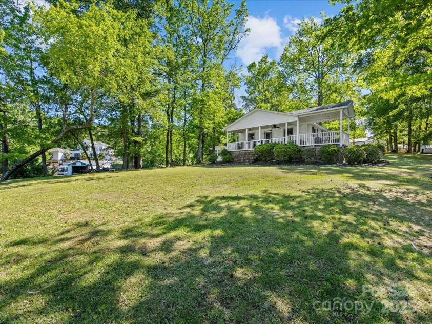 17835 Terryglass Lane, Charlotte, NC 28278.  MLS# CAR4261474, YatesRealty ID 16258. 