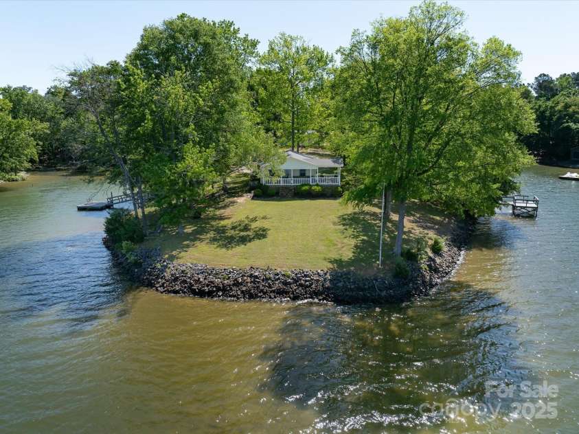 17835 Terryglass Lane, Charlotte, NC 28278.  MLS# CAR4261474, YatesRealty ID 16258. 