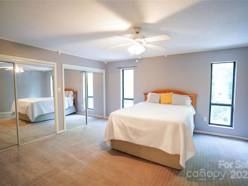 262 Rooster Cove, Brevard, NC 28712.  MLS# CAR4332799, YatesRealty ID 1626. Main level bedroom. Large his and hers closet. En suite bathroom.