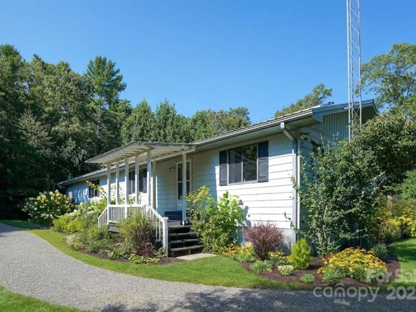 262 Rooster Cove, Brevard, NC 28712.  MLS# CAR4332799, YatesRealty ID 1626. Welcome to 262 Rooster Cove. The exterior has been lightly landscaped virtually.