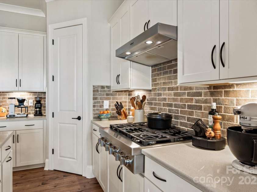 20216 Shaffer Bach Lane, Charlotte, NC 28277.  MLS# CAR4264477, YatesRealty ID 16262. Gas Cook Top and Beautiful Cabinets