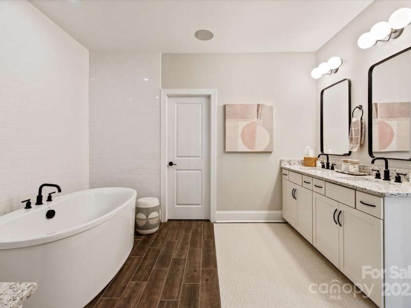 20216 Shaffer Bach Lane, Charlotte, NC 28277.  MLS# CAR4264477, YatesRealty ID 16262. LARGE Primary Bath