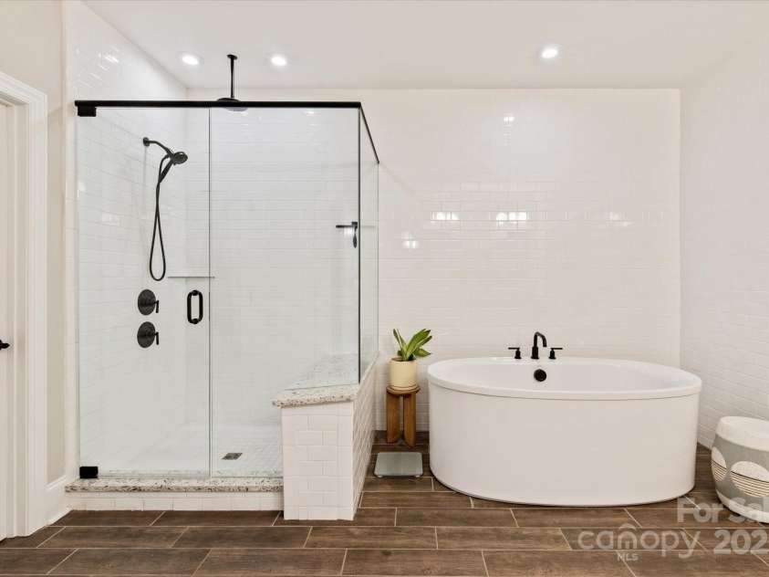 20216 Shaffer Bach Lane, Charlotte, NC 28277.  MLS# CAR4264477, YatesRealty ID 16262. Separate Tub and Shower