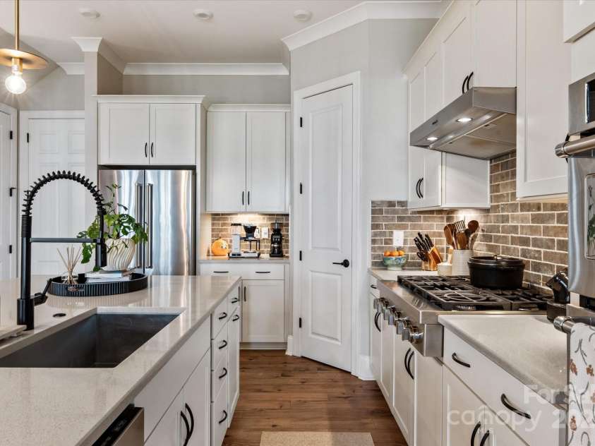 20216 Shaffer Bach Lane, Charlotte, NC 28277.  MLS# CAR4264477, YatesRealty ID 16262. Spacious Cooking Area