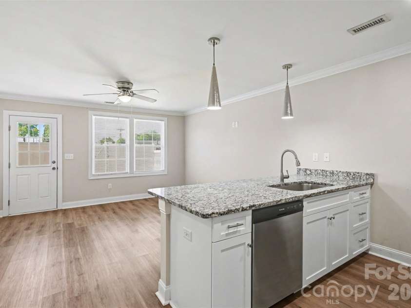 1006 10th Avenue, Hickory, NC 28601.  MLS# CAR4373902, YatesRealty ID 16264. 