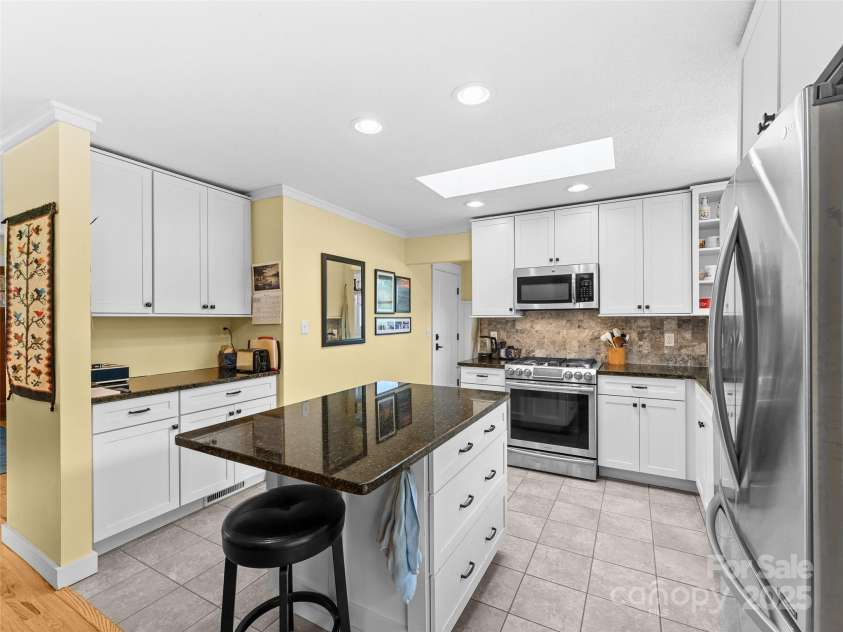 158 Fisher Road, Brevard, NC 28712.  MLS# CAR4263777, YatesRealty ID 16264. 