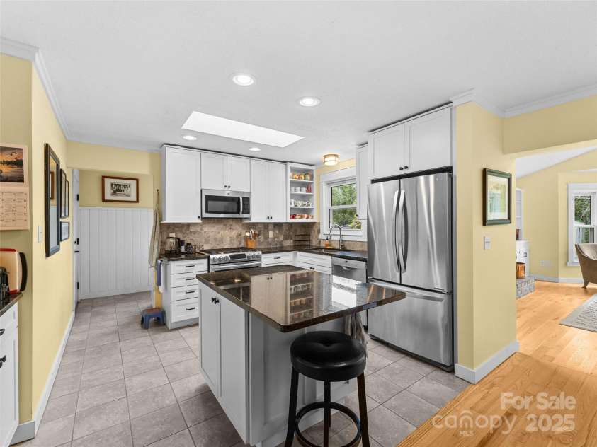 158 Fisher Road, Brevard, NC 28712.  MLS# CAR4263777, YatesRealty ID 16264. 