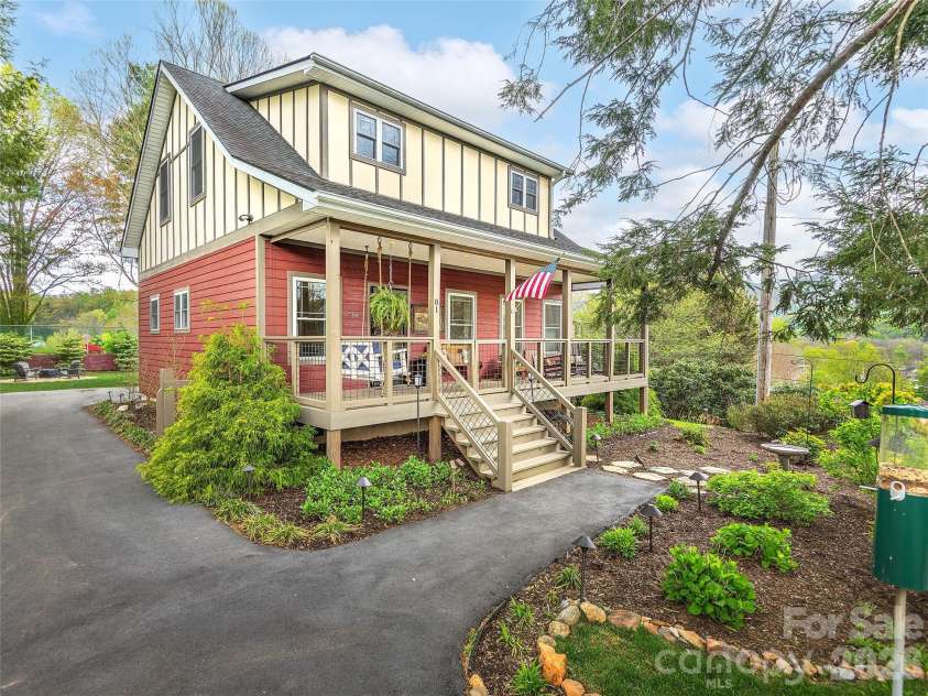 81 Boyd Avenue, Waynesville, NC 28786.  MLS# CAR4373279, YatesRealty ID 16265. 