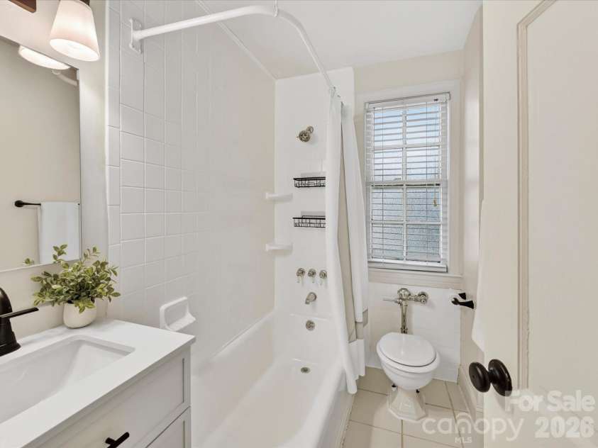 103 Laurel Avenue, Charlotte, NC 28207.  MLS# CAR4369312, YatesRealty ID 16267. Bathroom 