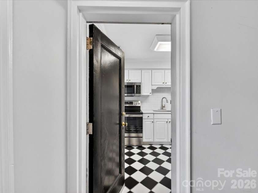 103 Laurel Avenue, Charlotte, NC 28207.  MLS# CAR4369312, YatesRealty ID 16267. Entry to kitchen