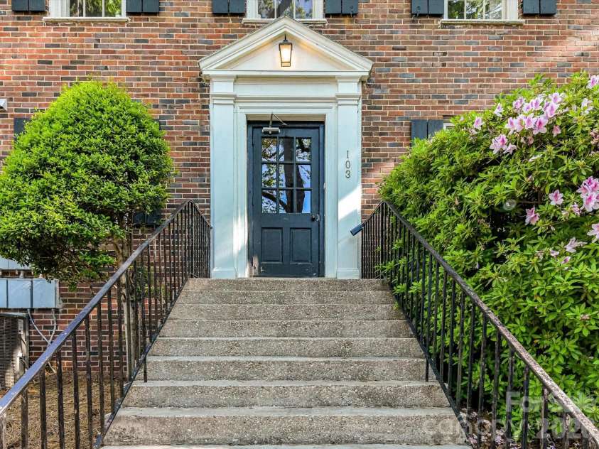 103 Laurel Avenue, Charlotte, NC 28207.  MLS# CAR4369312, YatesRealty ID 16267. Entryway