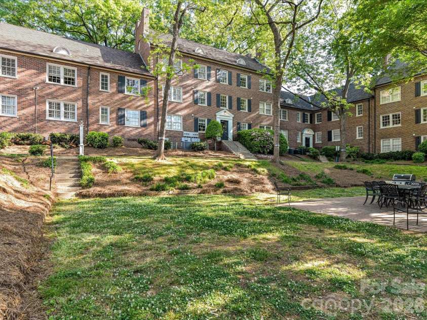 103 Laurel Avenue, Charlotte, NC 28207.  MLS# CAR4369312, YatesRealty ID 16267. Lovely outside courtyard
