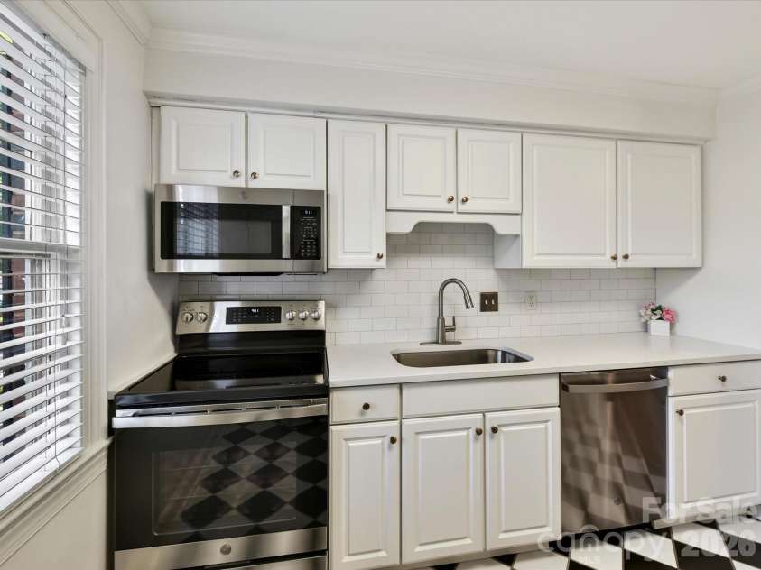 103 Laurel Avenue, Charlotte, NC 28207.  MLS# CAR4369312, YatesRealty ID 16267. Stainless appliances